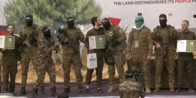 لماذا قبّل جندي إسرائيلي رأس جندي من القسام؟