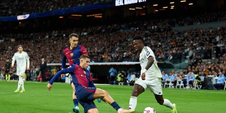 هل ينتقل نجم برشلونة إلى ريال مدريد؟