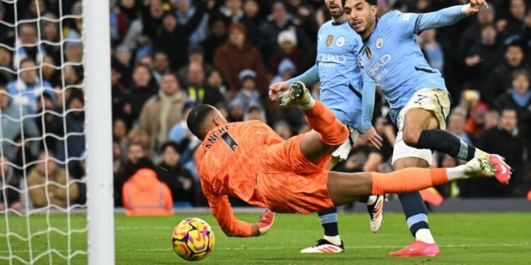 عمر مرموش يُسجل «هاتريك» في الشوط الأول من مباراة مانشستر سيتي ونيوكاسل