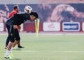 أشرف بن شرقي يشارك في التدريب الأول للنادي الأهلي المصري