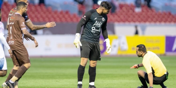 سقط الحكم أرضاً.. لقطة تثير الجدل في مباراة بالدوري السعودي