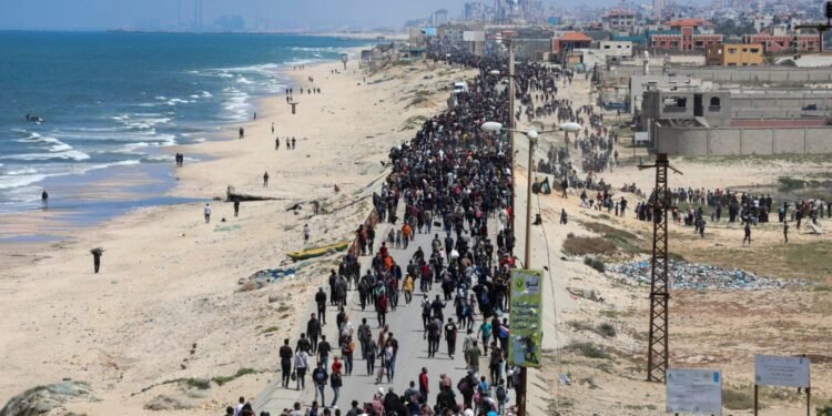 الغزيون بين مأساة العودة المستحيلة وأمل البقاء