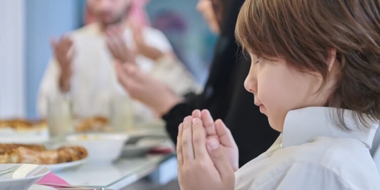 خطوات بسيطة لتعويد الأطفال على الصيام في رمضان