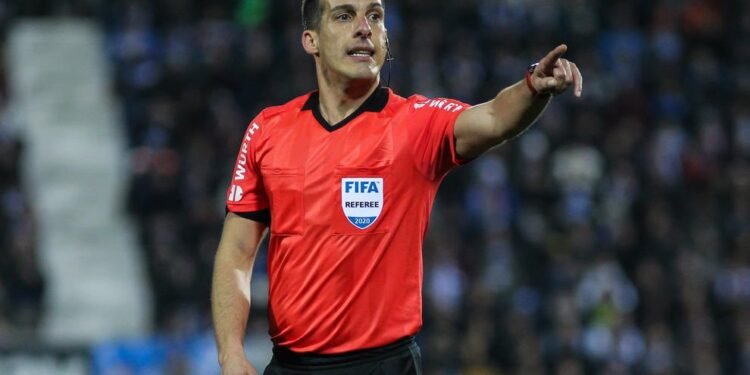 ضحية رونالدو.. كواليس حرمان حكم من إدارة مباريات ريال مدريد لمدة عامين