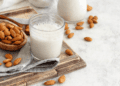 حليب اللوز.. كنز غذائي لصحة عظامك