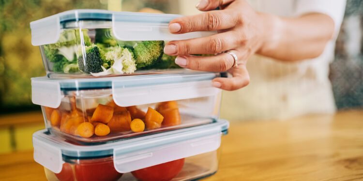 احذر.. تناول الطعام في البلاستيك يدمر صحتك!