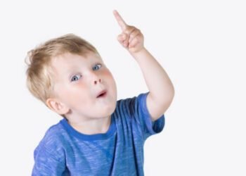 تحذير للآباء.. عادة تسبب تأخر النطق لدى الأطفال!