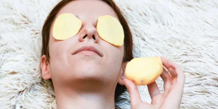 وداعًا لـ الهالات السوداء.. البطاطس سر جمال عينيكِ في رمضان