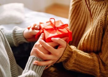 في عيد الحب.. دليل هدايا الفلانتين حسب الأبراج الفلكية