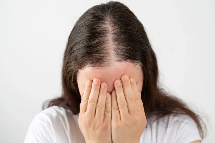 أعشاب تقوي الشعر من الجذور.. وداعًا للتساقط!
