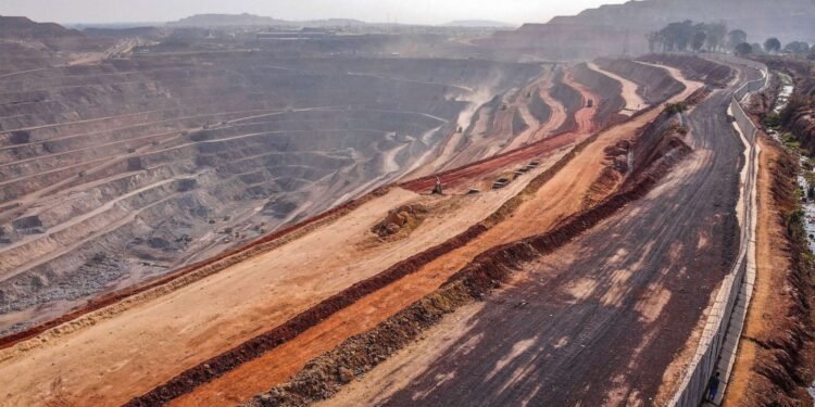 كيف يمكن لأفريقيا أن تجعل الطلب على ثرواتها المعدنية سباقا نحو القمة؟