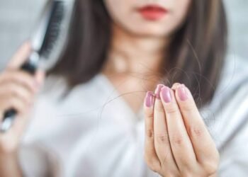 أبرزها التونة.. أطعمة تسبب تساقط الشعر دون أن تدري!