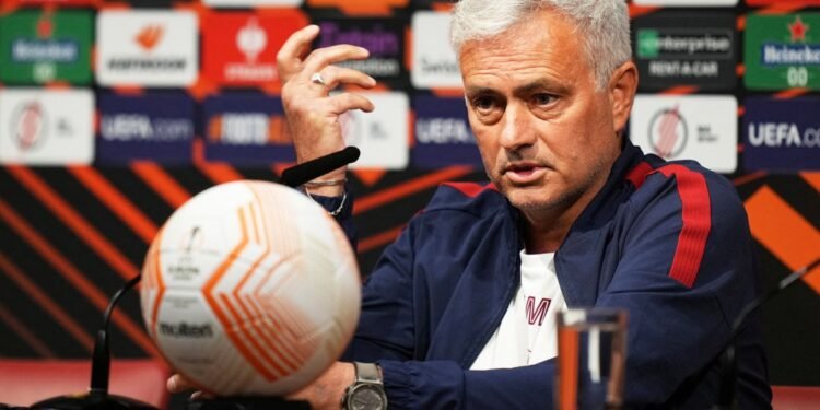 مورينيو يخرج عن صمته ويرد على اتهامه بالعنصرية.. ماذا قال؟