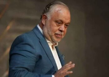 أشرف زكي يُصاب بوعكة صحية.. وروجينا تنشر صورة من المستشفى