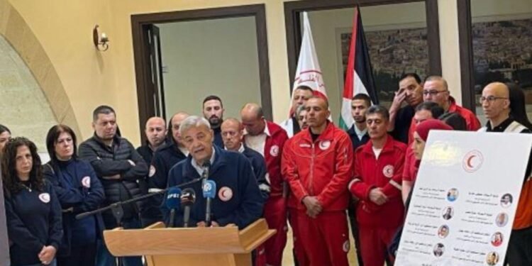 مصير المسعفين التسعة.. الهلال الأحمر يدق ناقوس الخطر ضد الاحتلال