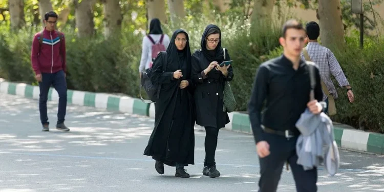 الذكاء الاصطناعي في إيران: أداة جديدة لقمع حرية النساء