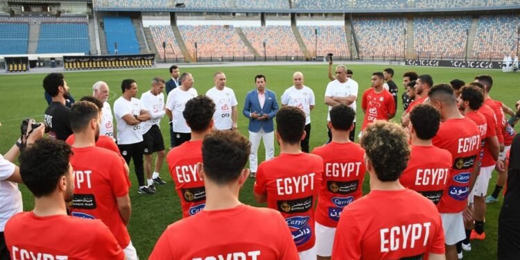 خروج نجم منتخب مصر من المعسكر قبل المباراة الهامة في تصفيات كأس العالم