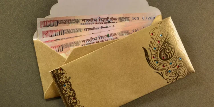 قبل العيد.. إتيكيت تقديم العيدية في عيد الفطر