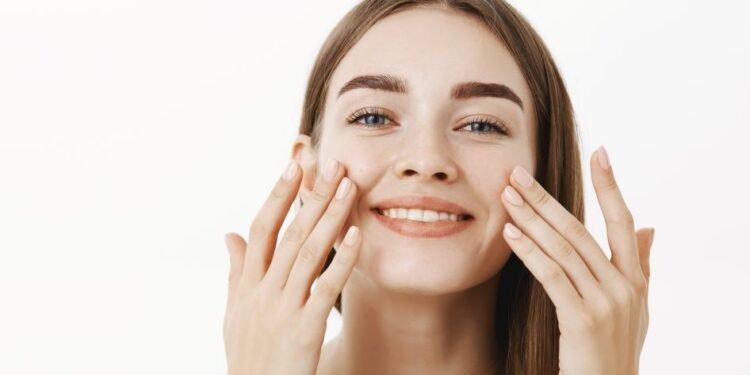 ودعي البوتوكس.. شاي الكركديه سرّك لشباب البشرة