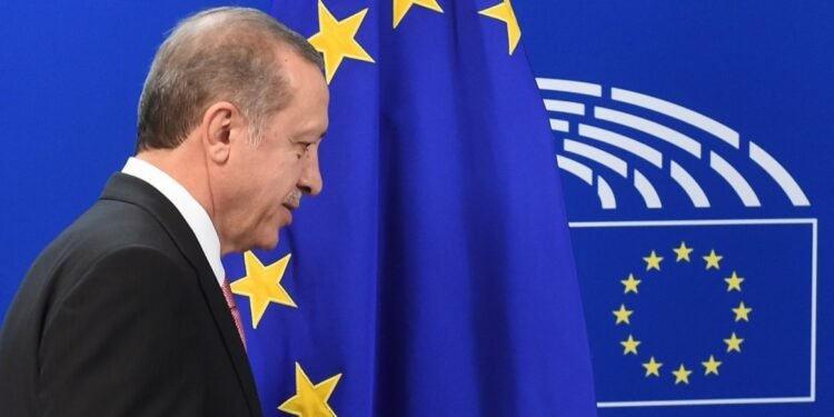 تركيا تسعى إلى تعزيز نفوذها في أوروبا بينما اليونان تراقب بحذر