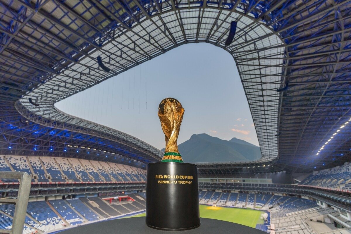 القنوات الناقلة لمباراة منتخب مصر وسيراليون في تصفيات كأس العالم 2026 3 FIFA World Cup Trophy 27 April 2024