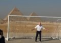 رئيس “فيفا” حارس مرمى تحت سفح الأهرامات بمصر