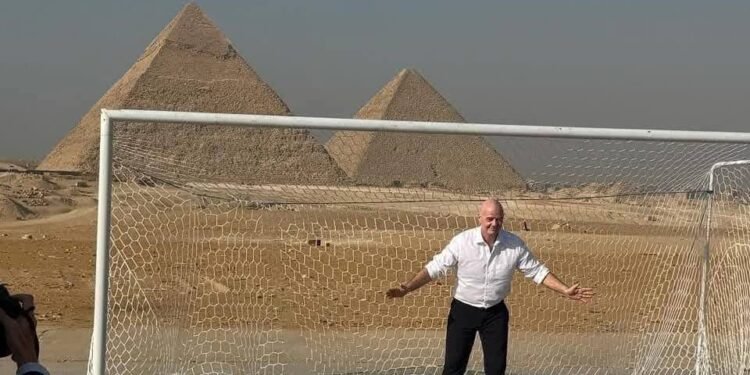 رئيس “فيفا” حارس مرمى تحت سفح الأهرامات بمصر