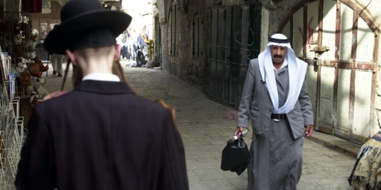 التعايش بين المسلمين واليهود في القدس.. صراع وجود تغذيه السياسة