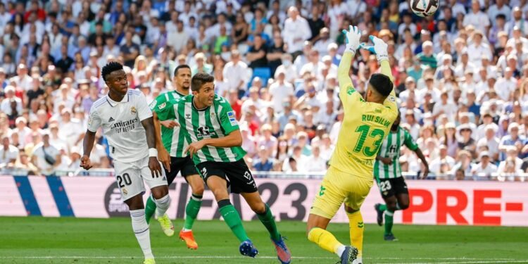 ريال مدريد يسعى لصدارة الدوري الإسباني أمام ريال بيتيس.. القناة الناقلة للمباراة