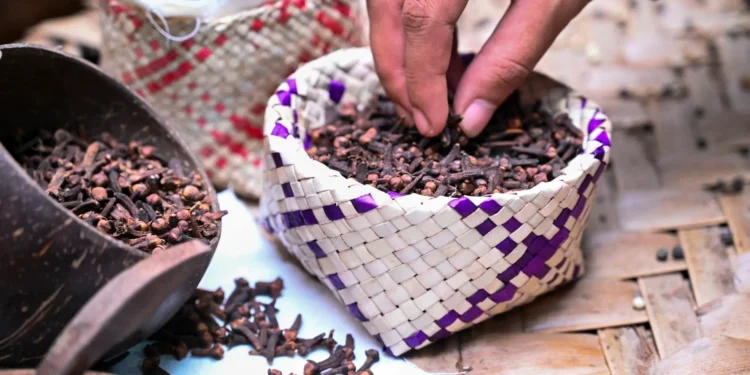 مضغ القرنفل في رمضان.. فوائد مذهلة لصحتك