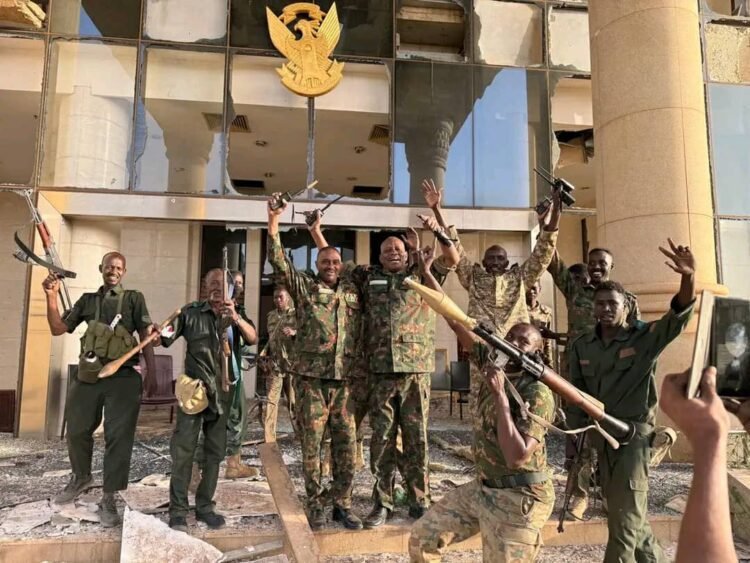 القصر الجمهوري تحت سيطرة الجيش