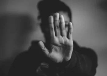 فنانة شهيرة تكشف تفاصيل تعرضها لـ التحرش أثناء تصوير فيلم