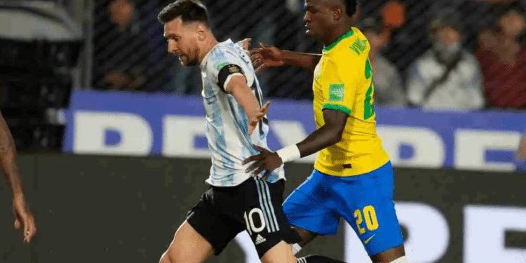 ميسي وفينيسيوس.. التشكيلة الأكثر قيمة على الإطلاق للاعبي الأرجنتين والبرازيل 