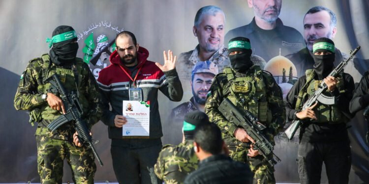 حماس وفيديوهات الرهائن.. ورقة ضغط أم اعتراف بالضعف؟