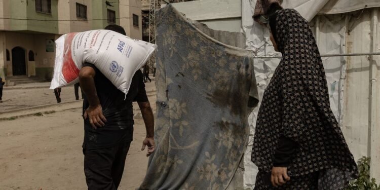 اليأس يتزايد في غزة بعد إغلاق الأمم المتحدة للمخابز