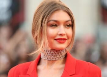 جيجي حديد تكشف معاناتها مع مرض هاشيموتو!