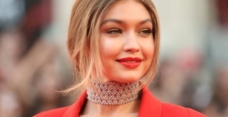 جيجي حديد تكشف معاناتها مع مرض هاشيموتو!