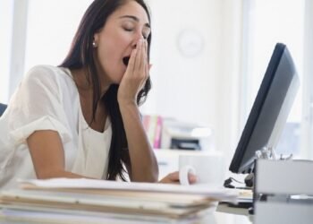 التثاؤب بكثرة ينذر بمرض خطير.. احذر هذه العلامات!