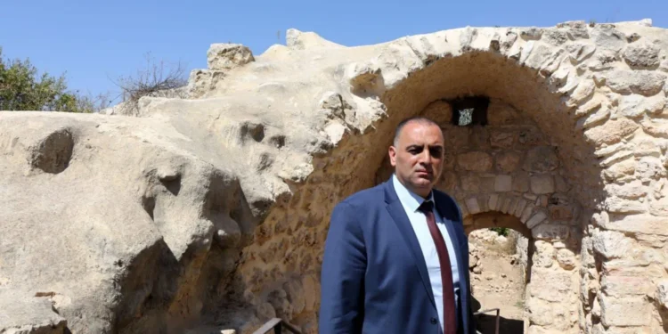 إبعاد “الأعور” عن القدس.. إسرائيل تواصل خطة التهويد