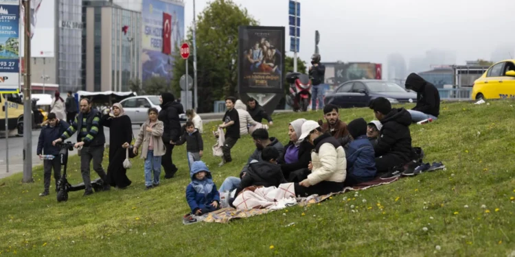 إسطنبول ترتجف: أربع هزات متتالية تثير الذعر