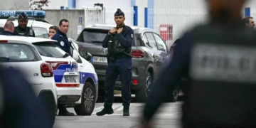 ماذا فعل ماكرون بعد مقتل مصلٍ في فرنسا؟