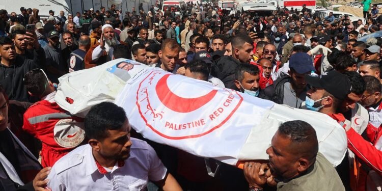 تشريح جثث المسعفين بغزة يُظهر إصابتهم في الرأس