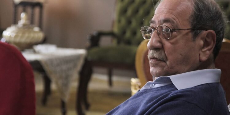 دريد لحام يفاجئ الجميع بظهوره الأول في مطار دمشق بعد "التحول"!