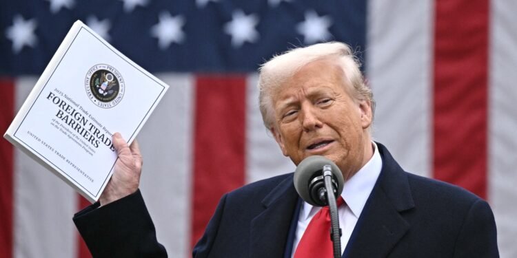 التعريفات الجمركية: حينما يعاقب ترامب شعبه قبل خصومه