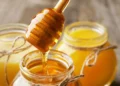 ملعقتان من العسل الأبيض يوميًا.. كنز طبيعي لتعزيز المناعة وصحة أفضل!
