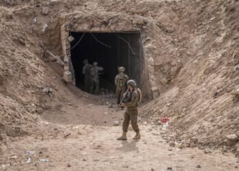 13 September 2024, Palestinian Territories, Rafah: A photograph, taken during an embed with the Israeli Defense Forces (IDF) and reviewed by the IDF censorship office prior to publication, shows Israeli soldiers standing near the entrance of a tunnel. Photo: Ilia Yefimovich/dpa