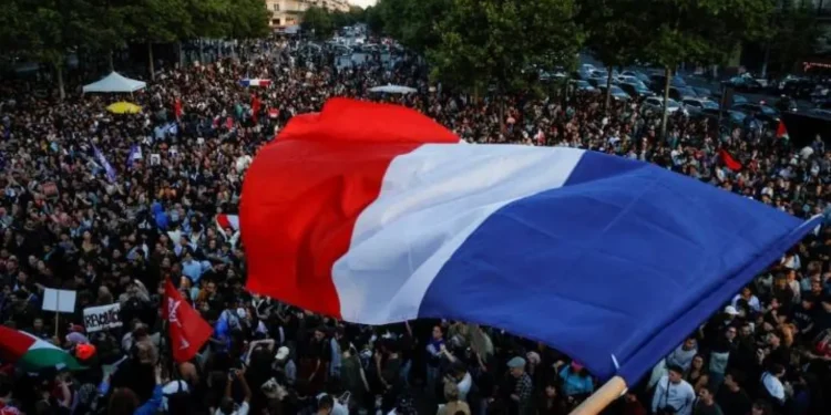 الأيدي النظيفة تحرك فرنسا سياسياً