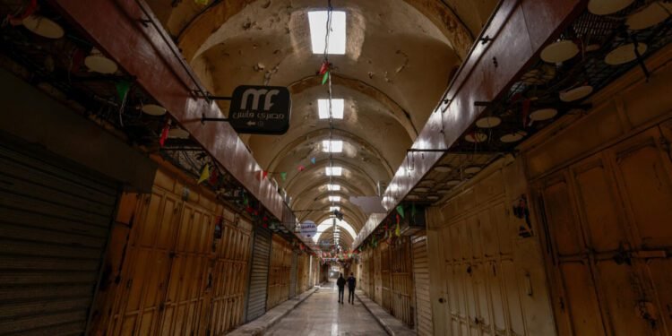 إضراب القدس.. بين نداء التضامن وثمن الواقع الاقتصادي