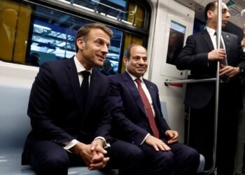Emmanuel Macron et le president egyptien Abdel Fattah al Sisi a l interieur d une ligne de metro du Caire exploitee par la RATP au Caire le 7 avril 2025 2063455