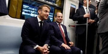 Emmanuel Macron et le president egyptien Abdel Fattah al Sisi a l interieur d une ligne de metro du Caire exploitee par la RATP au Caire le 7 avril 2025 2063455